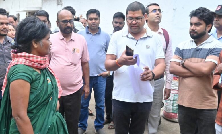 आयुक्त ने पीएम आवास के हितग्राहियों से यथाशीघ्र निर्माण हेतु किए चर्चा