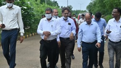 रायपुर के ग्राम संकरी में स्थापित एकिकृत ठोस अपशिष्ट प्लांट का निरीक्षण किए आयुक्त