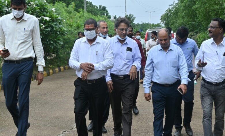 रायपुर के ग्राम संकरी में स्थापित एकिकृत ठोस अपशिष्ट प्लांट का निरीक्षण किए आयुक्त