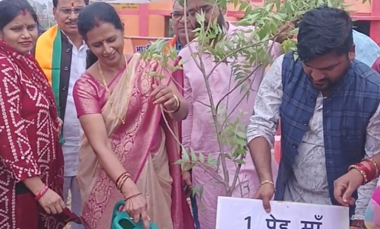 भिलाई: पौधारोपण के साथ साथ पर्यावरण की सुरक्षा और संरक्षण के लिए भी हमें सामूहिक प्रयास करना चाहिए- रजनी बघेल 