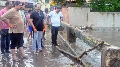 महापौर नीरज पाल एवं आयुक्त राजीव कुमार पाण्डेय ने किए जल भराव क्षेत्र का निरीक्षण