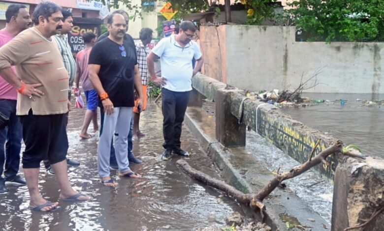 महापौर नीरज पाल एवं आयुक्त राजीव कुमार पाण्डेय ने किए जल भराव क्षेत्र का निरीक्षण