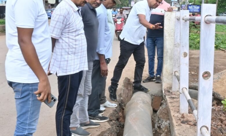 आयुक्त ने पाइप लाईन शिफ्टिंग एवं पार्किग के कार्यो का किया अवलोकन       
