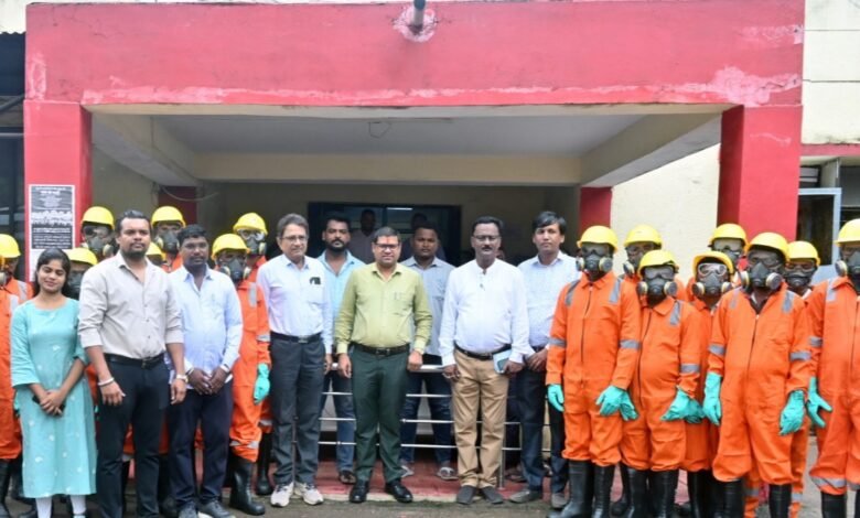 नमस्ते दिवस के अवसर पर सफाई मित्रों को वितरण किया गया सुरक्षा उपकरण 