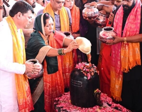 भिलाई: सावन के पहले सोमवार को हुआ रूद्राभिषेक,पार्थिव शिवलिंग की स्थापना के साथ शुरू हुई शिवमहापुराण कथा का भूमिपूजन, हर हर महादेव देव से गूंज उठा जयंती स्टेडियम भिलाई: सावन के पहले सोमवार को हुआ रूद्राभिषेक,पार्थिव शिवलिंग की स्थापना के साथ शुरू हुई शिवमहापुराण कथा का भूमिपूजन, हर हर महादेव देव से गूंज उठा जयंती स्टेडियम