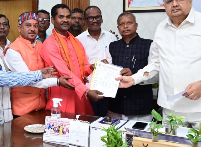 दुर्ग जिला कोसरिया यादव महासभा मिले डॉक्टर रमन सिंह जी से किया सौजन्य मुलाकात