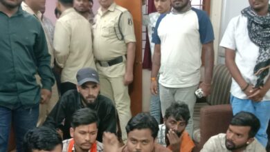 भगवान शिव जी के फोटो को कचरे में फेका किया निगम कार्यालय घेराव
