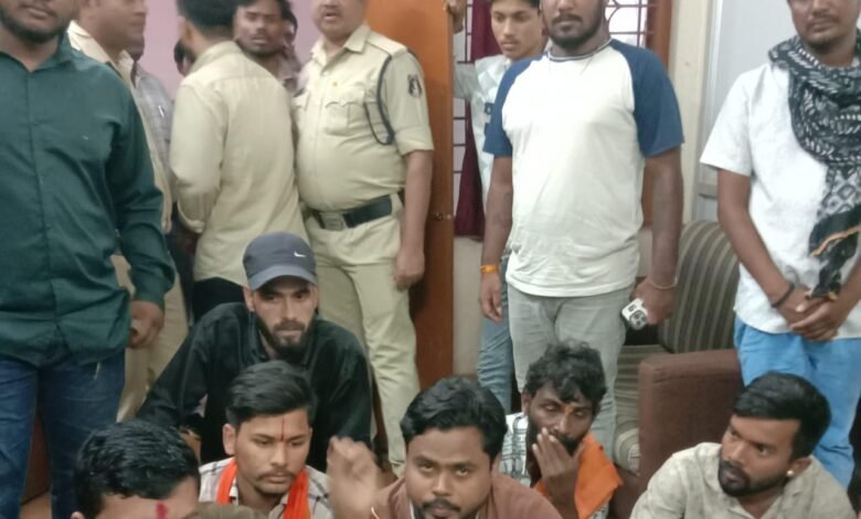 भगवान शिव जी के फोटो को कचरे में फेका किया निगम कार्यालय घेराव भगवान शिव जी के फोटो को कचरे में फेका किया निगम कार्यालय घेराव