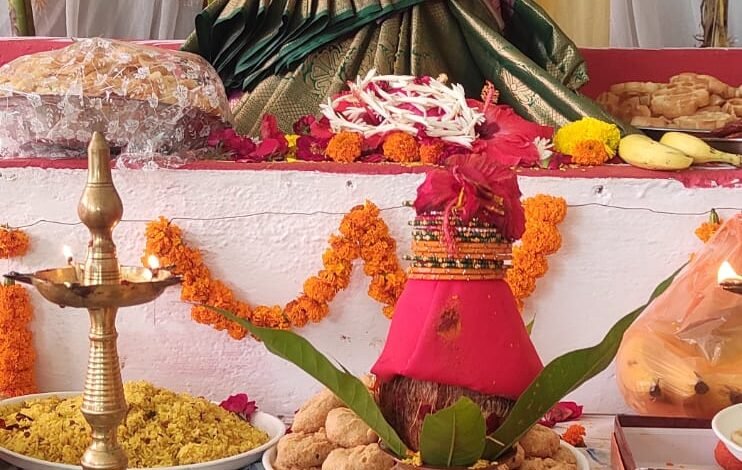 वरलक्ष्मी की पूजा, ललिता सहस्रनाम का पाठ कर महिलाओं ने मांगी मन्नत 