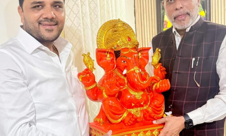 कैन डू पर्वत फाउंडेशन अध्यक्ष अतुल पर्वत ने भाजपा अध्यक्ष किरण देव को गणेश प्रतिमा भेंट की