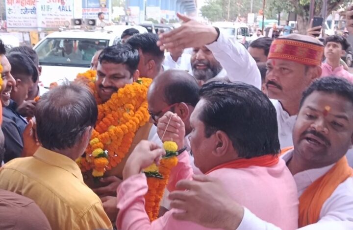 भिलाई में कैबिनेट मंत्री गजेन्द्र यादव का ढोल-नगाड़ों व आतिशबाजी के साथ भव्य स्वागत