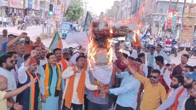 पीएम नरेंद्र मोदी की मां पर अभद्र टिप्पणी करने पर भाजपा युवा मोर्चा ने राहुल गांधी का पुतला फूंका 