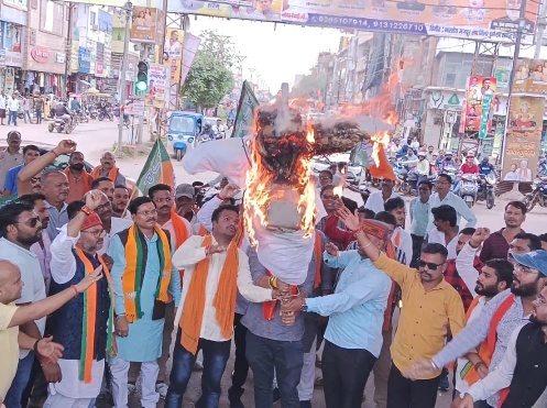 पीएम नरेंद्र मोदी की मां पर अभद्र टिप्पणी करने पर भाजपा युवा मोर्चा ने राहुल गांधी का पुतला फूंका 