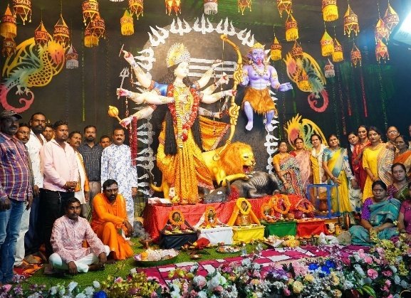 भिलाई में नवरात्रि महोत्सव का शुभारंभ, ड्रैगन थीम पर सजा दुर्गा पंडाल बना आकर्षण भिलाई में नवरात्रि महोत्सव का शुभारंभ, ड्रैगन थीम पर सजा दुर्गा पंडाल बना आकर्षण
