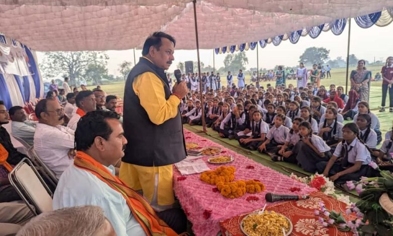 ग्राम बोरी में सांसद खेल महोत्सव 2025 का भव्य आयोजन — सांसद विजय बघेल ने खिलाड़ियों का बढ़ाया उत्साह प्रधानमंत्री मोदी के ‘खेलो इंडिया’ विज़न को साकार करता दिखा ग्रामीण प्रतिभाओं का जोश