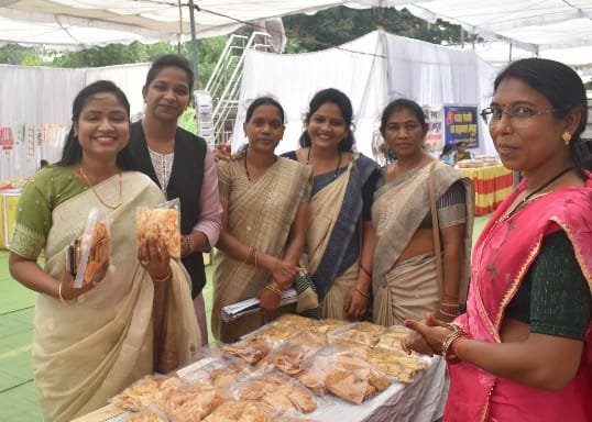 दुर्ग में “बिहान हाट – चिन्हारी दुआरी” मेला का शुभारंभस्व-सहायता समूहों की प्रदर्शनी सह विक्रय में झलकी ग्रामीण महिलाओं की आत्मनिर्भरता की चमक दुर्ग में “बिहान हाट – चिन्हारी दुआरी” मेला का शुभारंभस्व-सहायता समूहों की प्रदर्शनी सह विक्रय में झलकी ग्रामीण महिलाओं की आत्मनिर्भरता की चमक