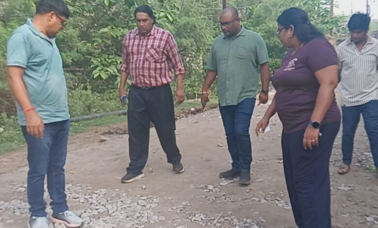 आयुक्त ने निर्माणाधीन रोड का किया निरीक्षण आयुक्त ने निर्माणाधीन रोड का किया निरीक्षण