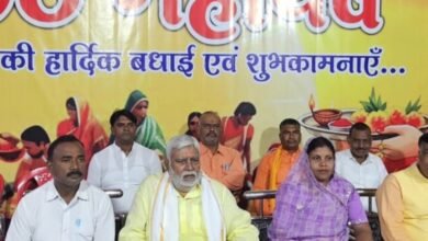 पूर्व विधानसभा अध्यक्ष प्रेमप्रकाश पाण्डेय ने उदीयमान सूर्य को अर्घ्य अर्पित कर छठ पूजा की