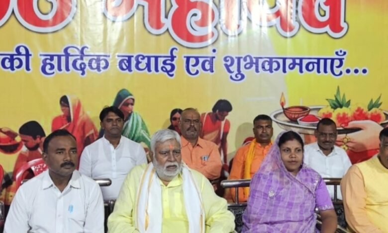 पूर्व विधानसभा अध्यक्ष प्रेमप्रकाश पाण्डेय ने उदीयमान सूर्य को अर्घ्य अर्पित कर छठ पूजा की