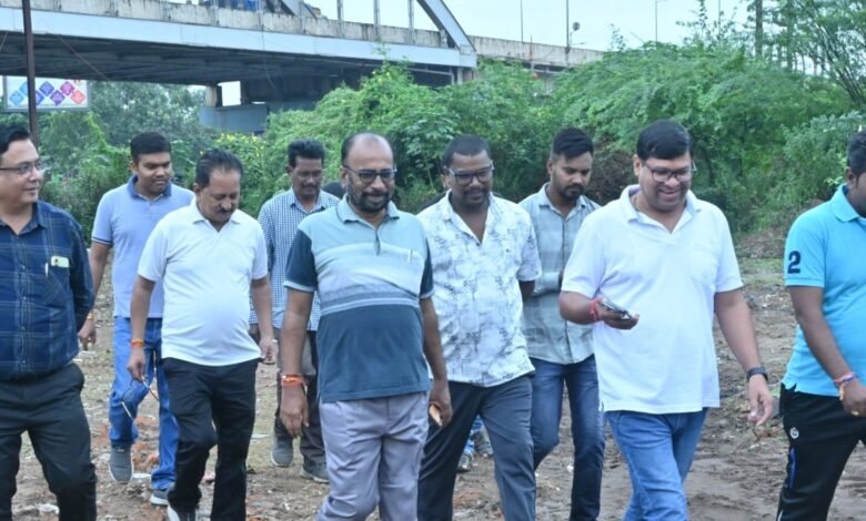 आयुक्त ने निर्माणाधीन SLRM सेंटर का किए निरीक्षण आयुक्त ने निर्माणाधीन SLRM सेंटर का किए निरीक्षण