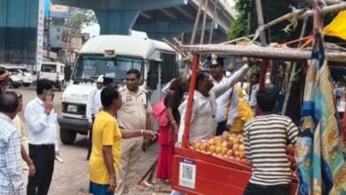 अवैध एवं अस्थायी फल ठेला संचालको पर निगम ने की बेदखली कार्यवाही