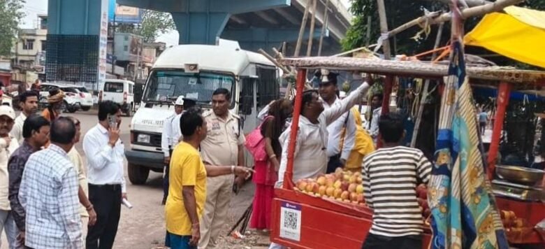 अवैध एवं अस्थायी फल ठेला संचालको पर निगम ने की बेदखली कार्यवाही