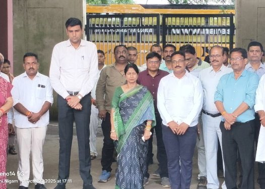 निगम परिसर में पूर्व पार्षद श्रीमती कुलेश्वरी चंद्राकर को दी गई श्रद्धांजलि निगम परिसर में पूर्व पार्षद श्रीमती कुलेश्वरी चंद्राकर को दी गई श्रद्धांजलि