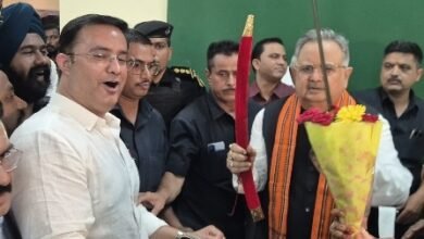 भिलाई ट्रक ट्रेलर ट्रांसपोर्टर्स एसोसिएशन ने दी डॉ. रमन सिंह को जन्मदिन की शुभकामनाएं, अध्यक्ष इंद्रजीत सिंह ‘छोटू’ ने भेंट की तलवार