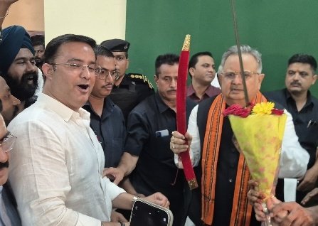 भिलाई ट्रक ट्रेलर ट्रांसपोर्टर्स एसोसिएशन ने दी डॉ. रमन सिंह को जन्मदिन की शुभकामनाएं, अध्यक्ष इंद्रजीत सिंह ‘छोटू’ ने भेंट की तलवार भिलाई ट्रक ट्रेलर ट्रांसपोर्टर्स एसोसिएशन ने दी डॉ. रमन सिंह को जन्मदिन की शुभकामनाएं, अध्यक्ष इंद्रजीत सिंह ‘छोटू’ ने भेंट की तलवार