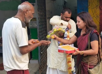 दीपावली बनी सेवा का पर्व:आर्य समाज ने ‘फील परमर्थम’ में जगाया मानवता का दीप डॉ. अजय आर्य की प्रेरणा से आर्य समाज की टीम ने जरूरतमंदों के बीच बाँटा प्रेम, मिठाई और मुस्कान दीपावली बनी सेवा का पर्व:आर्य समाज ने ‘फील परमर्थम’ में जगाया मानवता का दीप डॉ. अजय आर्य की प्रेरणा से आर्य समाज की टीम ने जरूरतमंदों के बीच बाँटा प्रेम, मिठाई और मुस्कान