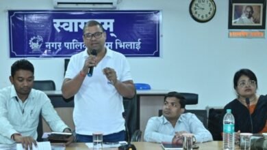 विशेष गहन पुनरीक्षण कार्य हेतु आयुक्त ने बीएलओ से किये चर्चा