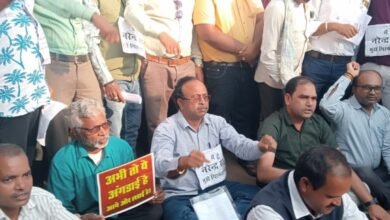 सहकारी समिति कर्मचारी महासंघ एवं धान खरीदी कंप्यूटर ऑपरेटर संघ का धमतरी में प्रदर्शन, उप पंजीयक के निलंबन की मांग