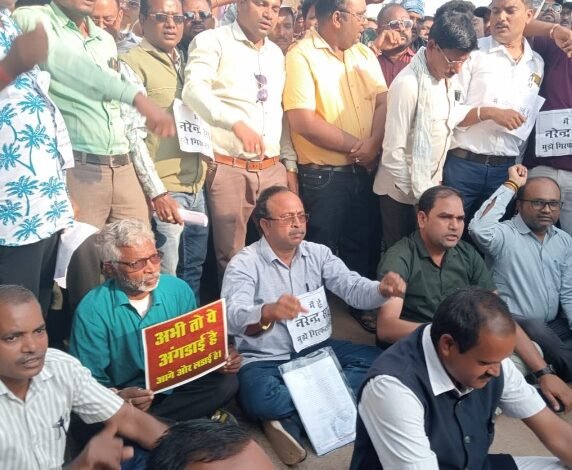 सहकारी समिति कर्मचारी महासंघ एवं धान खरीदी कंप्यूटर ऑपरेटर संघ का धमतरी में प्रदर्शन, उप पंजीयक के निलंबन की मांग सहकारी समिति कर्मचारी महासंघ एवं धान खरीदी कंप्यूटर ऑपरेटर संघ का धमतरी में प्रदर्शन, उप पंजीयक के निलंबन की मांग