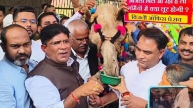 400 यूनिट हाफ योजना बहाल करने की मांग, ऊंट को जीरा खिलाकर कांग्रेस का अनोखा प्रदर्शन