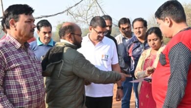 आयुक्त द्वारा भिलाई जोन-1 नेहरू नगर में डामरीकरण एवं स्वीकृत सड़क कार्यों का निरीक्षण