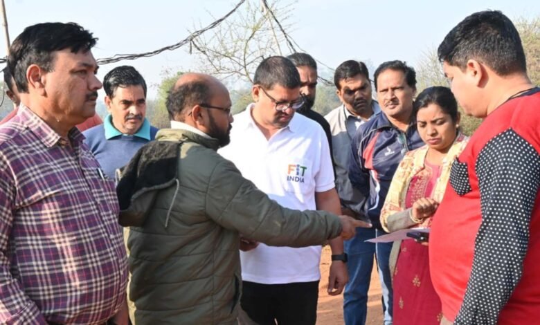 आयुक्त द्वारा भिलाई जोन-1 नेहरू नगर में डामरीकरण एवं स्वीकृत सड़क कार्यों का निरीक्षण