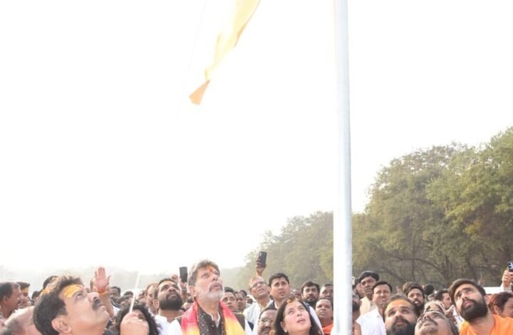 भिलाई: जय श्रीराम–जय हनुमान के जयघोष से गूंज उठा जयंती स्टेडियम मैदान-किरण सिंह देव ने किया ध्वज पूजन, विजय शर्मा व सरोज पाण्डेय रही भिलाई: जय श्रीराम–जय हनुमान के जयघोष से गूंज उठा जयंती स्टेडियम मैदान-किरण सिंह देव ने किया ध्वज पूजन, विजय शर्मा व सरोज पाण्डेय रही