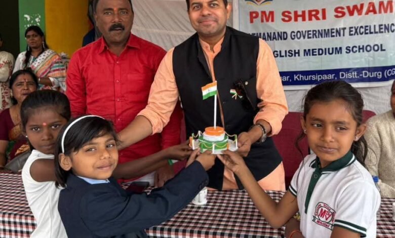 गणतंत्र दिवस पर भाजपा नेता मनीष पाण्डेय ने विभिन्न विद्यालयों में किया ध्वजारोहण गणतंत्र दिवस पर भाजपा नेता मनीष पाण्डेय ने विभिन्न विद्यालयों में किया ध्वजारोहण