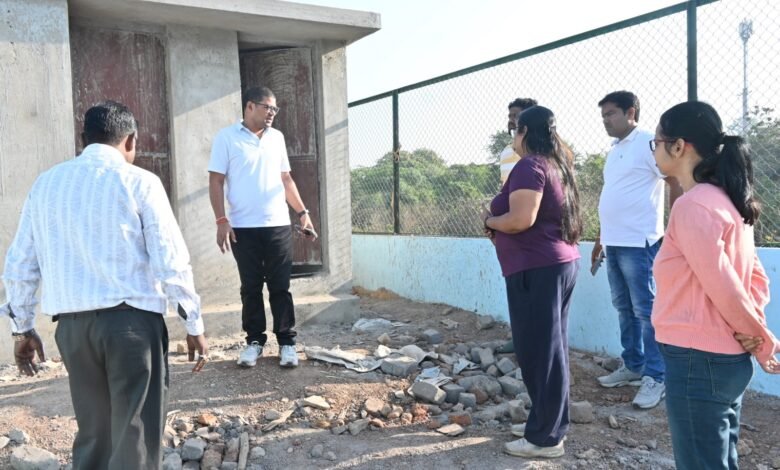 आयुक्त ने किया विकास कार्यों एवं आवास योजनाओं का औचक निरीक्षण