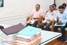 निगम आयुक्त ने ली समीक्षा बैठक; विकास कार्यों और राजस्व वसूली में तेजी लाने के निर्देश