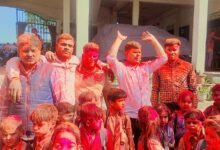 सेंट वी.एन. पब्लिक स्कूल मिर्जापुर मानपुर नगरिया में रंगों की धूम, हर्षोल्लास से मनाई गई होली गुलाल लगाकर दी शुभकामनाएं, होली गीतों पर झूमे छात्र-छात्राएं