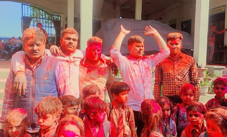 सेंट वी.एन. पब्लिक स्कूल मिर्जापुर मानपुर नगरिया में रंगों की धूम, हर्षोल्लास से मनाई गई होली गुलाल लगाकर दी शुभकामनाएं, होली गीतों पर झूमे छात्र-छात्राएं