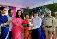महिला दिवस पर राष्ट्रीय उपाध्यक्ष सरोज पांडेय एवं महापौर अलका बाघमार द्वारा 500 से अधिक हेलमेट और सुरक्षा सामग्री का वितरण
