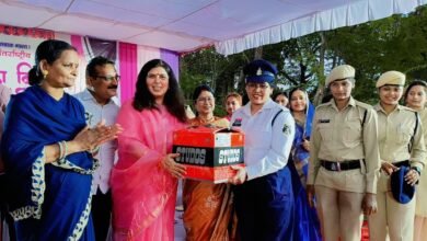 महिला दिवस पर राष्ट्रीय उपाध्यक्ष सरोज पांडेय एवं महापौर अलका बाघमार द्वारा 500 से अधिक हेलमेट और सुरक्षा सामग्री का वितरण