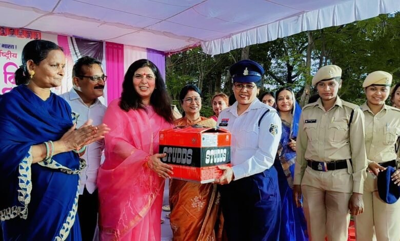 महिला दिवस पर राष्ट्रीय उपाध्यक्ष सरोज पांडेय एवं महापौर अलका बाघमार द्वारा 500 से अधिक हेलमेट और सुरक्षा सामग्री का वितरण