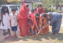 रिसाली वार्ड-09 में नाली निर्माण का भूमिपूजन मेयर शशि सिन्हा ने 7.50 लाख की राशि से कार्य कराया शुरू