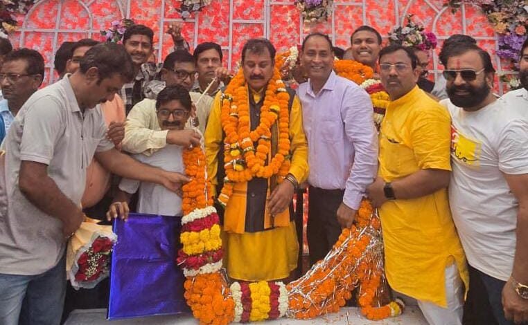 दुर्ग सांसद विजय बघेल का जन्मदिन धूमधाम से मनाया गया, बधाई देने वालों का लगा तांता दुर्ग सांसद विजय बघेल का जन्मदिन धूमधाम से मनाया गया, बधाई देने वालों का लगा तांता