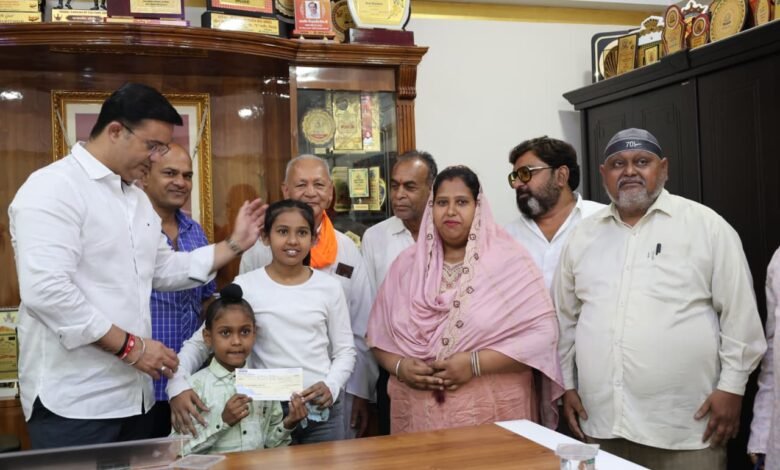 कोहका में सर्व समाज कल्याण समिति के कार्यालय में जनसंवाद जरूरतमंद बच्चों व खिलाड़ी को आर्थिक सहायता