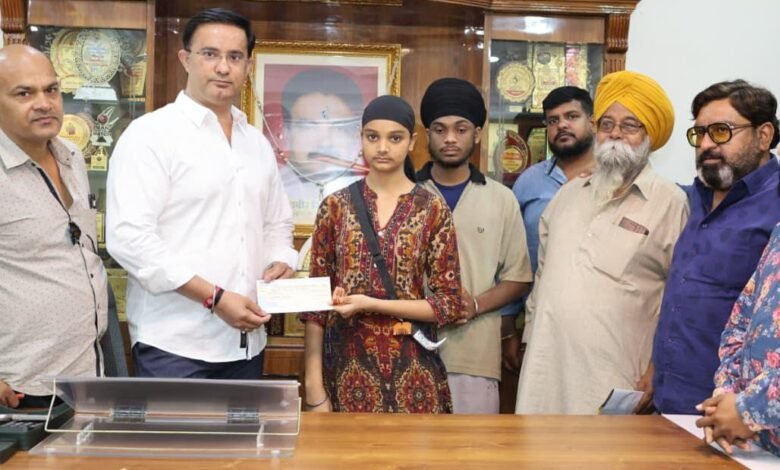 इंद्रजीत सिंह छोटू की पहल—हादसे में पिता खोने वाले बच्चों की पढ़ाई बचाई दुख की घड़ी में बना सहारा, इंद्रजीत सिंह छोटू ने थामी मासूमों की शिक्षा की जिम्मेदारी