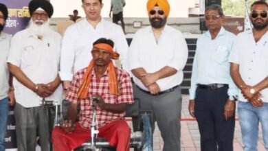 दिव्यांग युवक को भेंट की गई ट्राईसाइकल, सर्व समाज कल्याण समिति ने की मदद दिव्यांग युवक को भेंट की गई ट्राईसाइकल, सर्व समाज कल्याण समिति ने की मदद